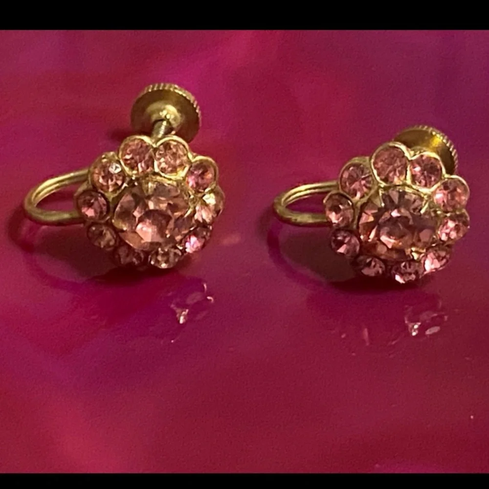 👑 Vintage Pink Rhinestone Costume Screw Back Earrings #7573 - Picture 2 of 4